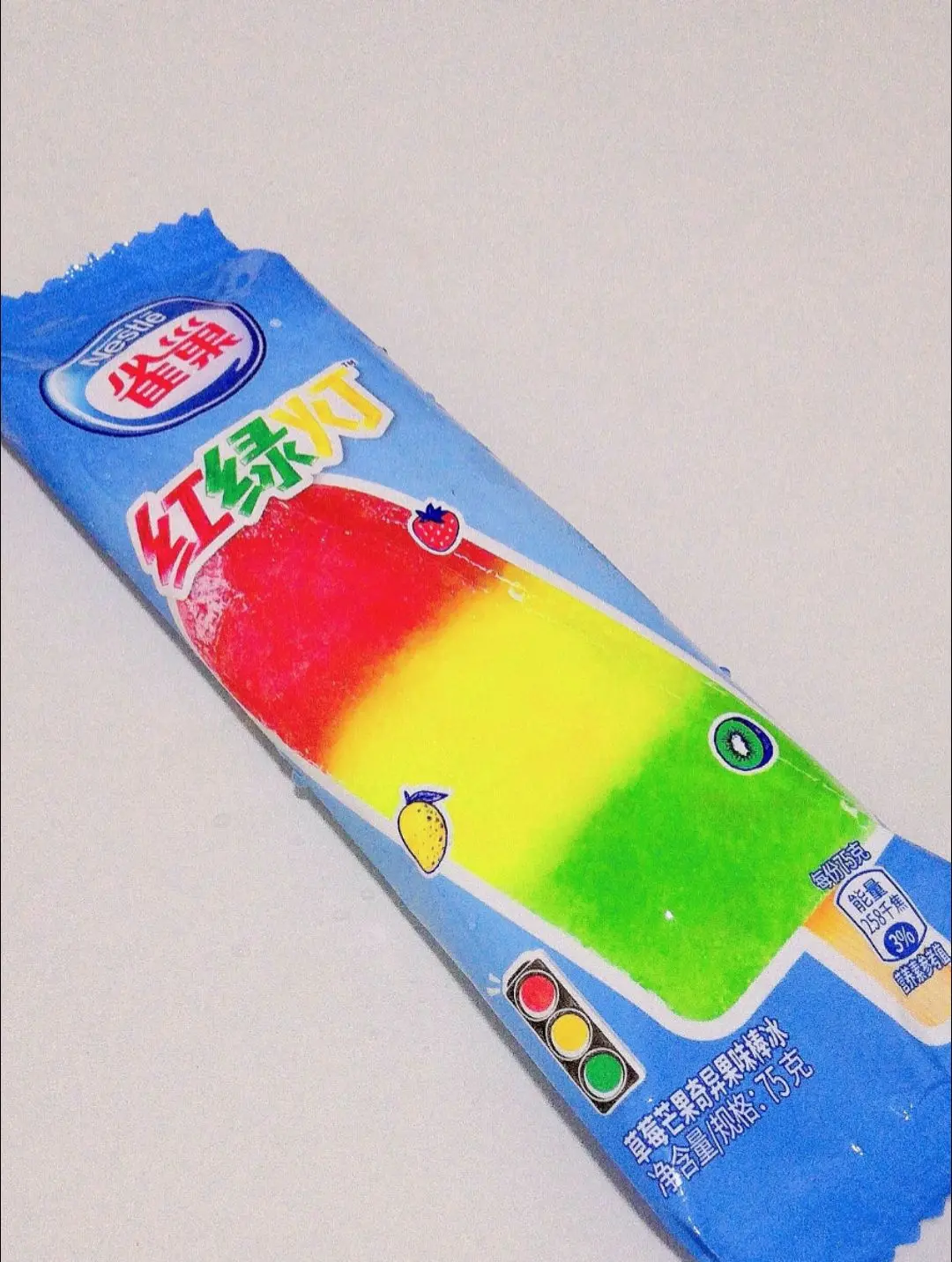 雀巢——红绿灯🚥草莓🍓芒果🥭奇异果。它这个是分成3层 第1层外面...