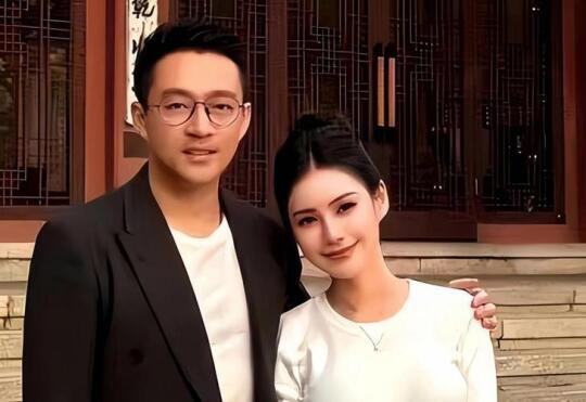 汪小菲现任前夫指控马筱梅出轨，舆论热议