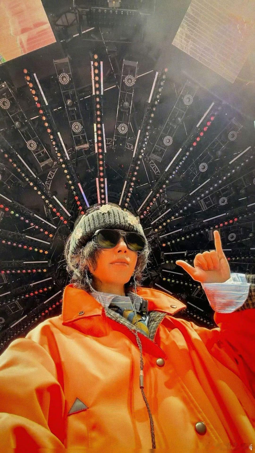 华晨宇 Per哥也来祝大家元旦快乐 是谁的元旦因为一句祝福变得不一样了？哦是我的