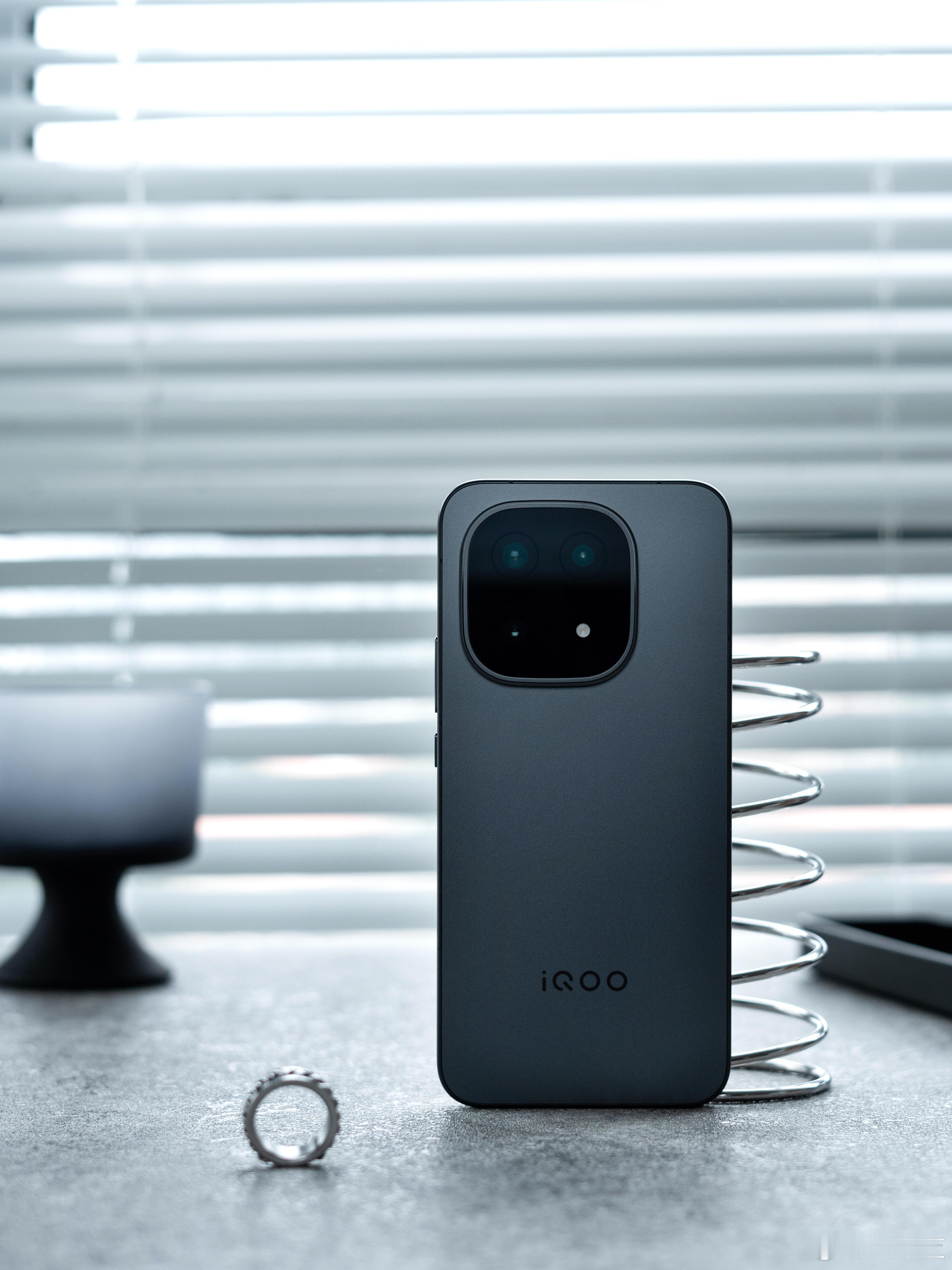 iQOO151.质感：AG磨砂玻璃，雾度明显提升，触感更细腻