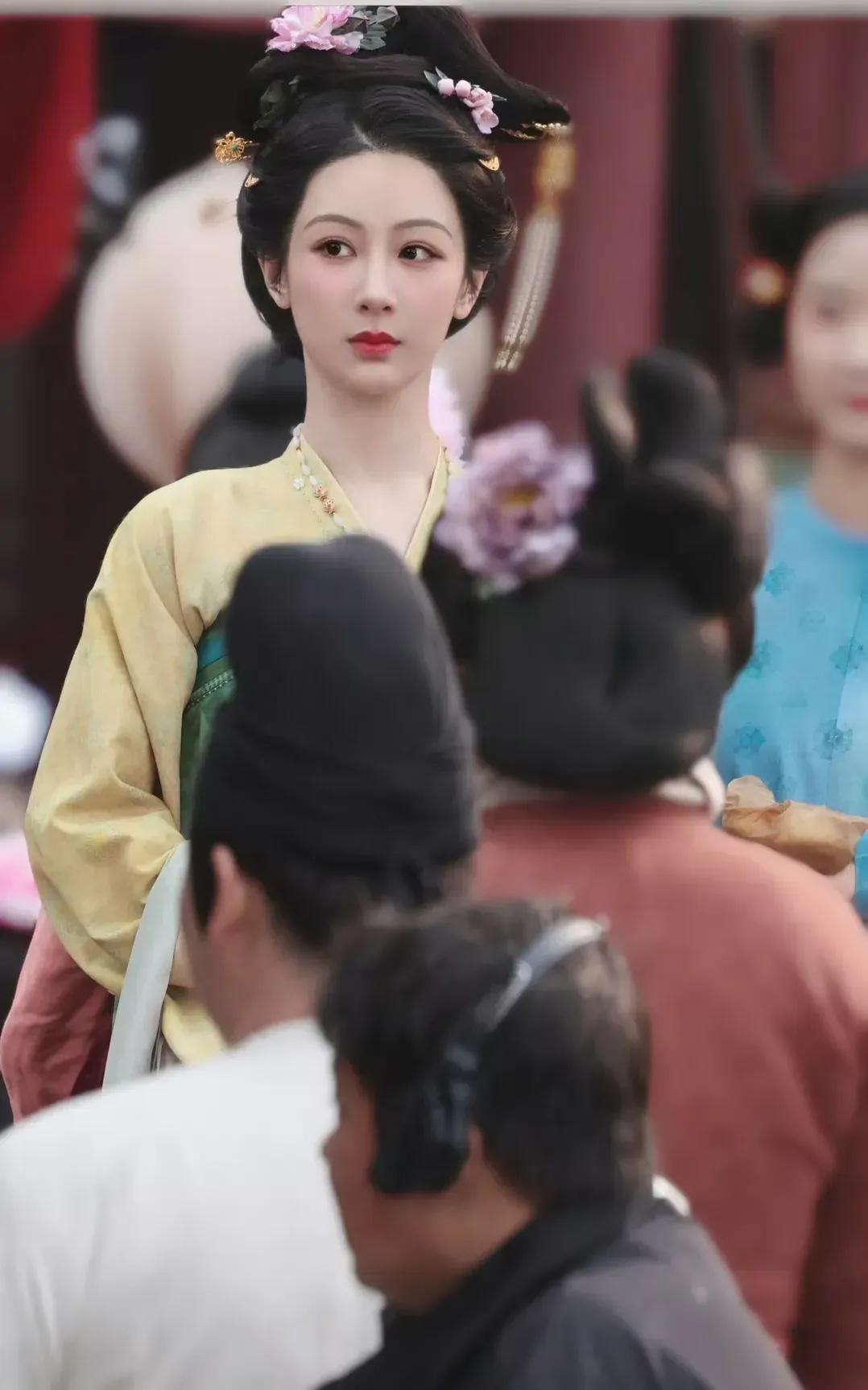 杨紫这个脖子可以和赛车手、拳击手媲美，肌肉强壮得很。

看图3，那遒劲有力的肌肉