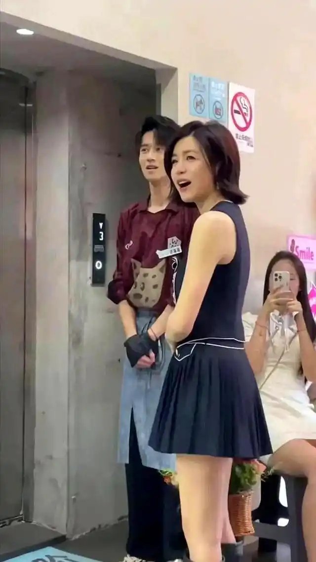 陈妍希本人看着比电视好看太多了，又高又瘦，42岁了少女感十足！ ​​​