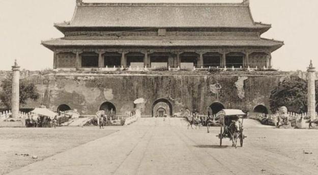 1969 年末，中央打算拆掉天安门广场再重新建设，然而在施工的时候，工人们在旧天