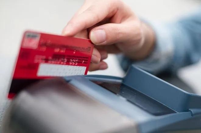 “我就把手机给孩子玩了不到一小时！”河南一位妈妈一觉醒来，发现银行卡里近15万元