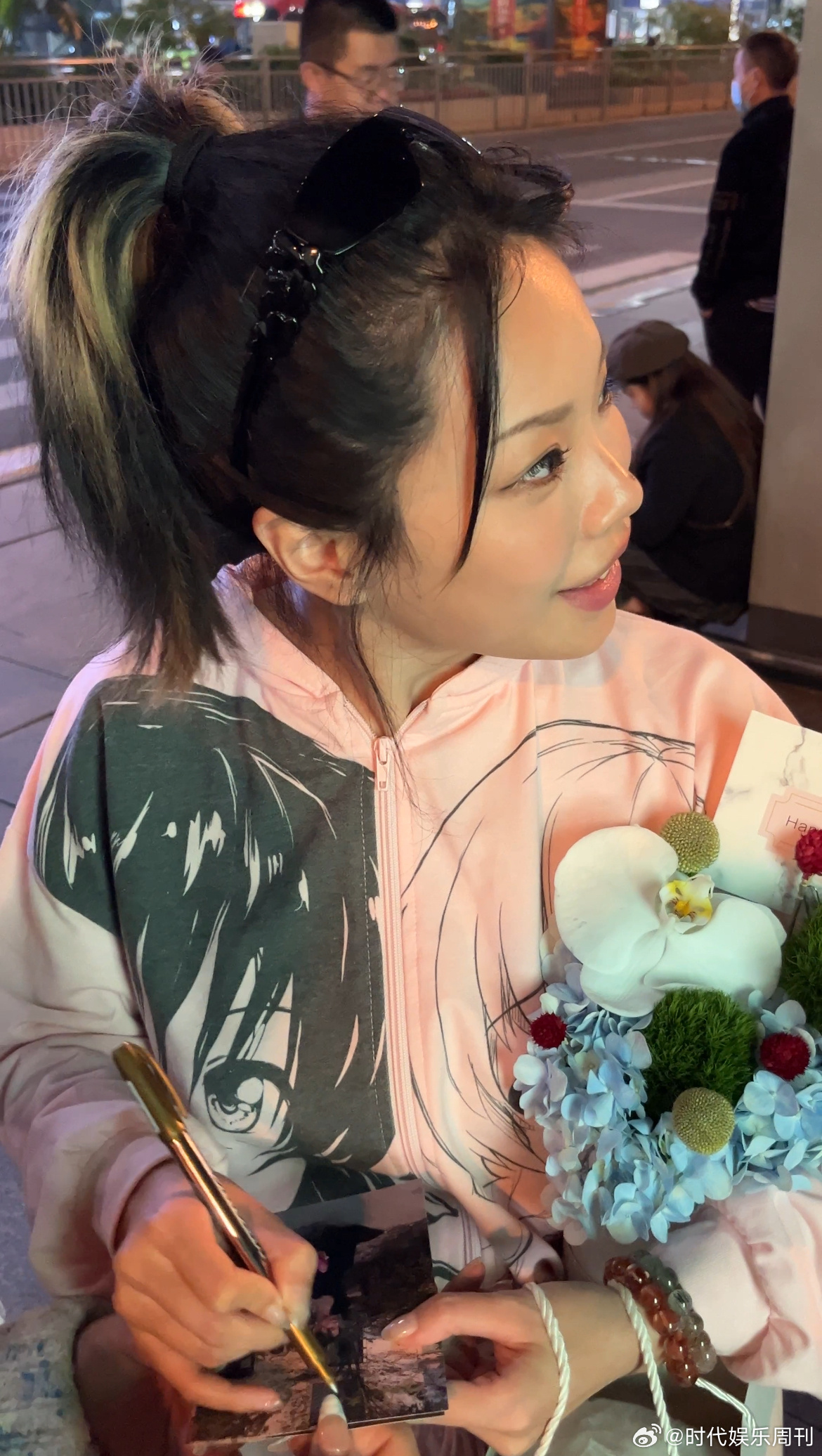 万妮达没敢认自己的歌 曲风响起的瞬间，万妮达一脸疑惑，刚开始完全没敢认这是自己唱