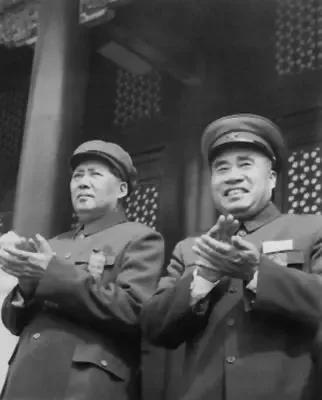 国民党为什么会一败涂地，在这两张照片中体现的明明白白。
同样都是政府的领导人，毛