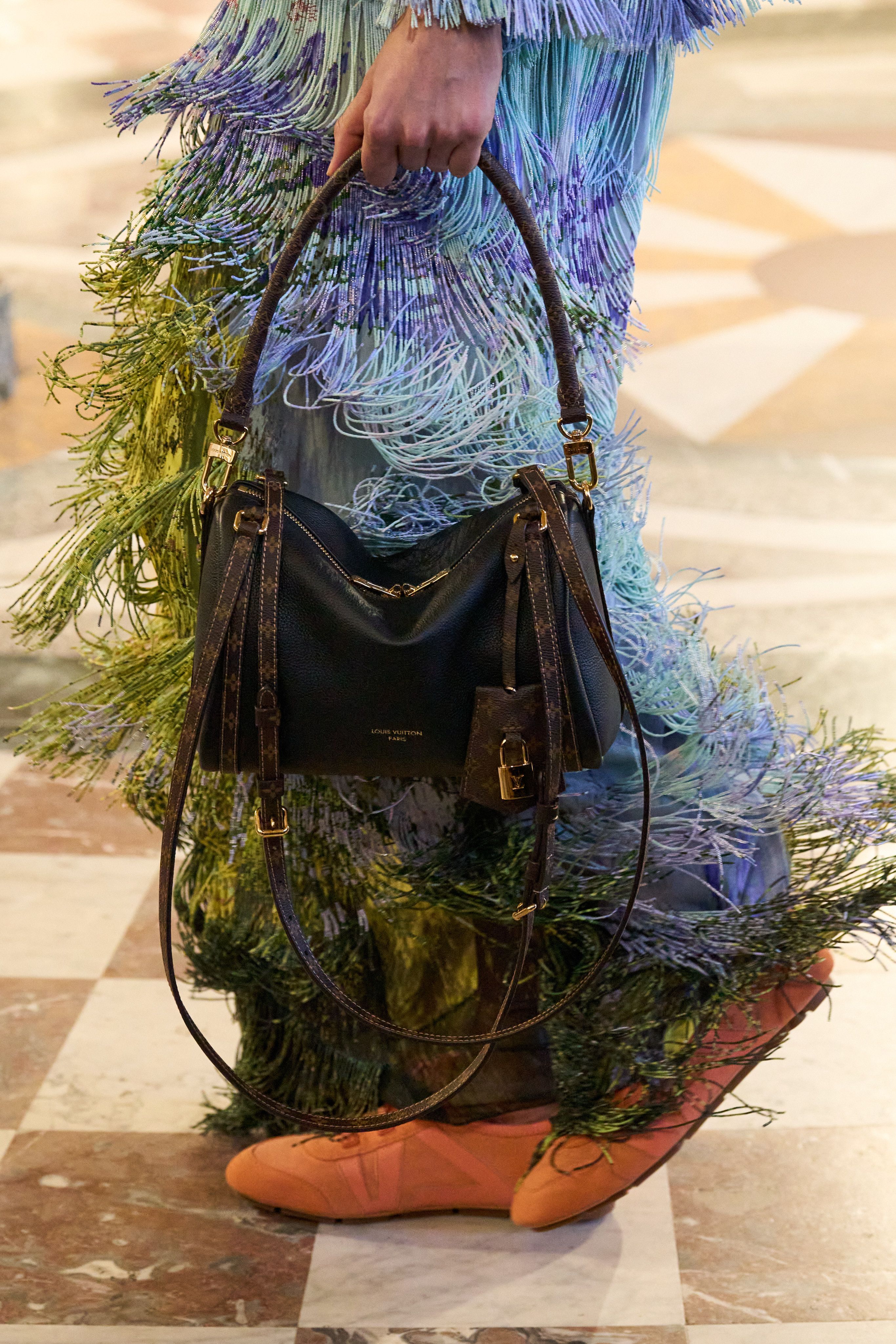 Louis Vuitton 2026 春夏系列串珠刺绣印花套裙也太美了！同一条半