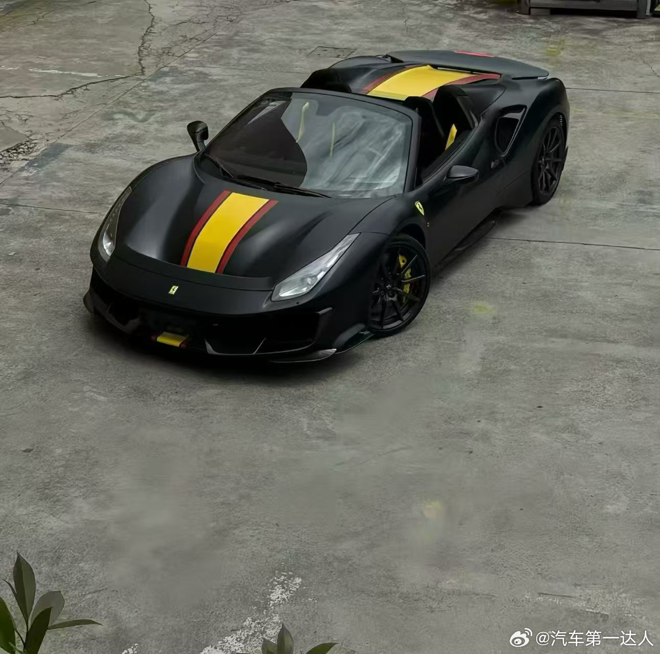 法拉利488 PIsta spider敞篷，满碳选配，磨砂黑特殊漆，20年0.1