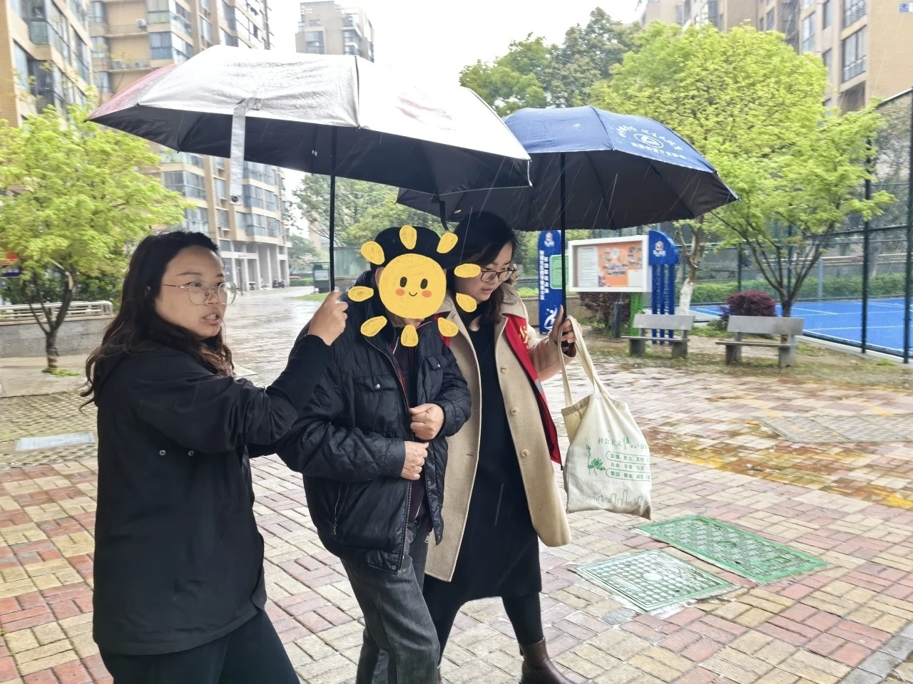 宁波宁海网格员暖心陪诊守护独居老人 近日，宁海网格员收到独居老人的紧急求助，第一