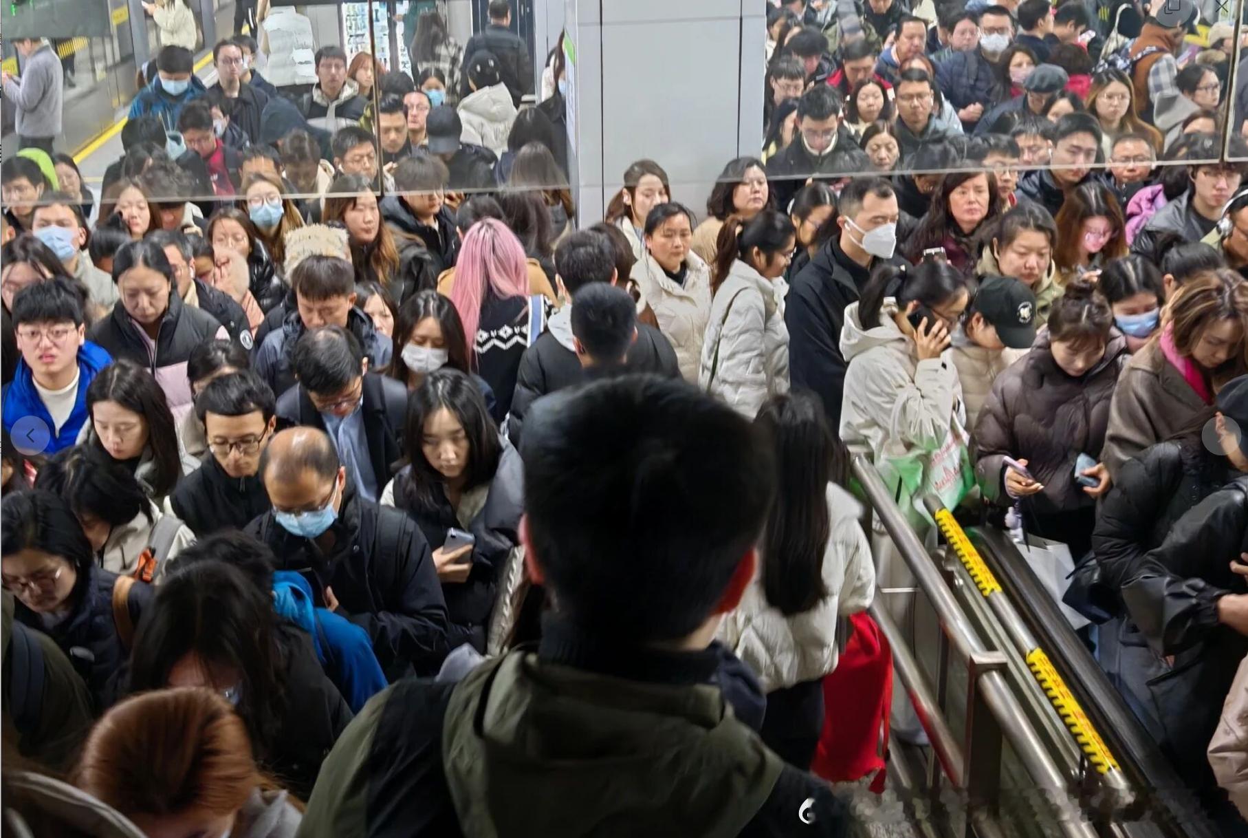 网友：猜猜这是哪的地铁？ 地铁客流排行榜
