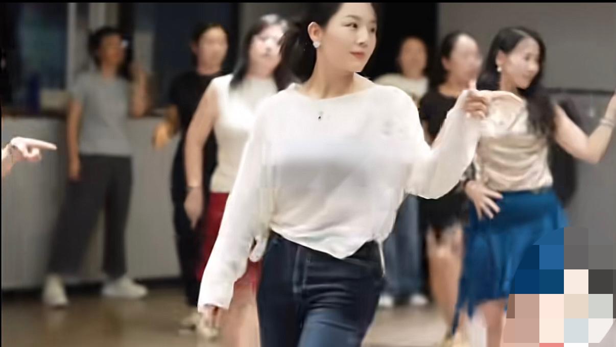 不得不说，“秦主任”的舞姿确实是妖娆，难怪能火！

动作舒展又带点小妩媚，那举手