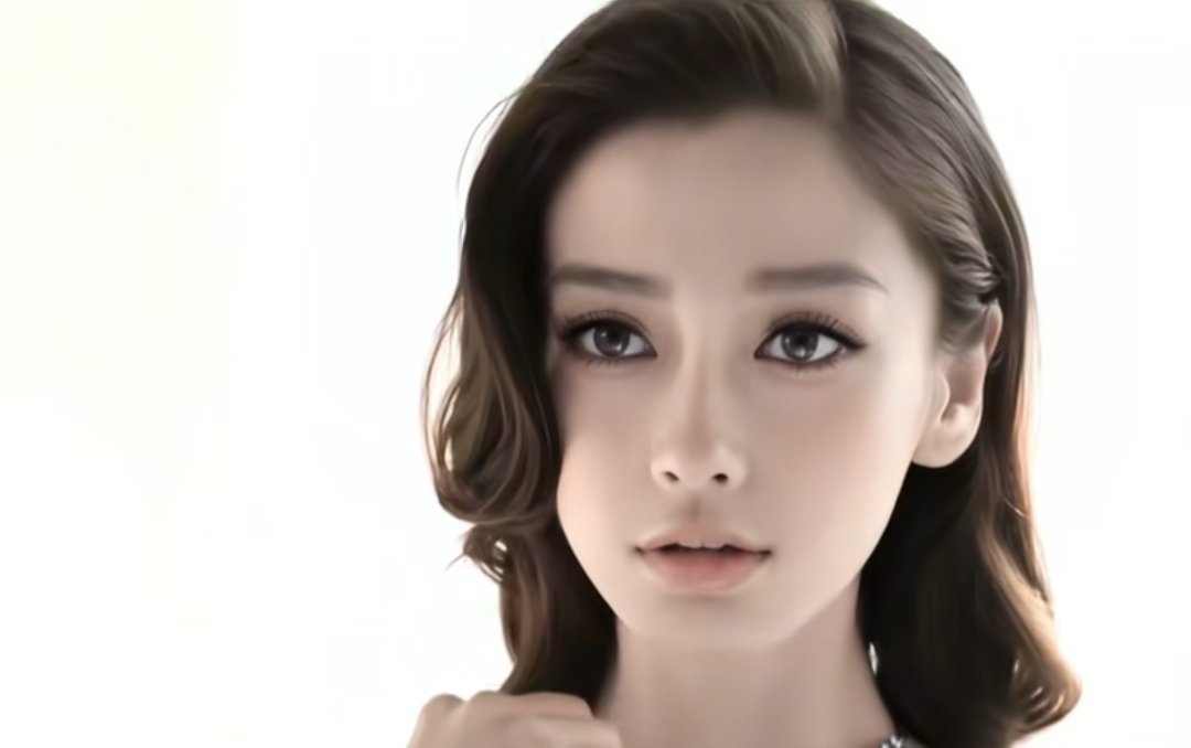 baby带小海绵跟朋友聚餐恭喜AFU码到angelababy  鼻的生日月有好消