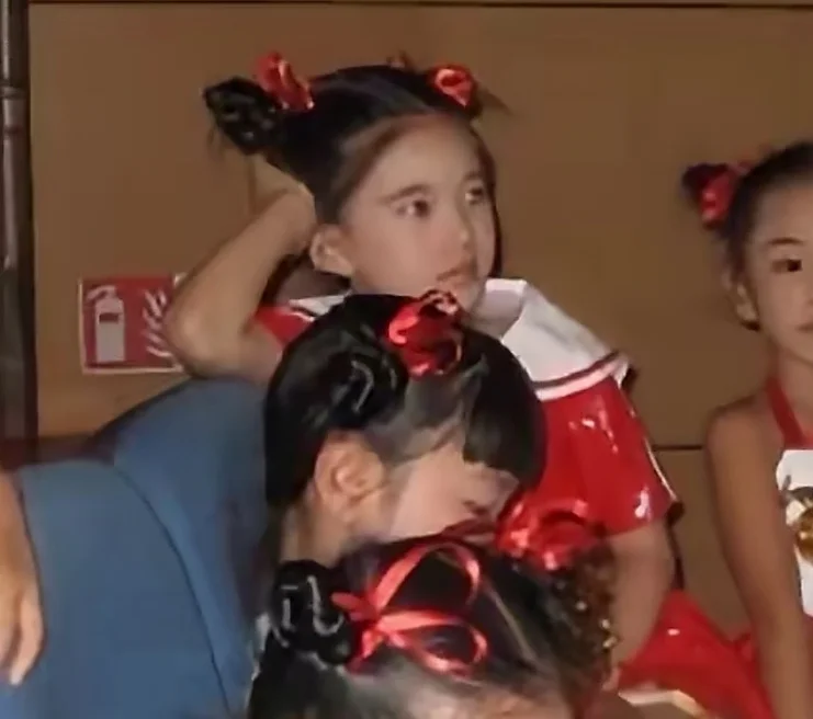 宝宝妈妈不需要你变成多么优秀的小孩 妈妈只要你开心的过好每一天就行赵露思