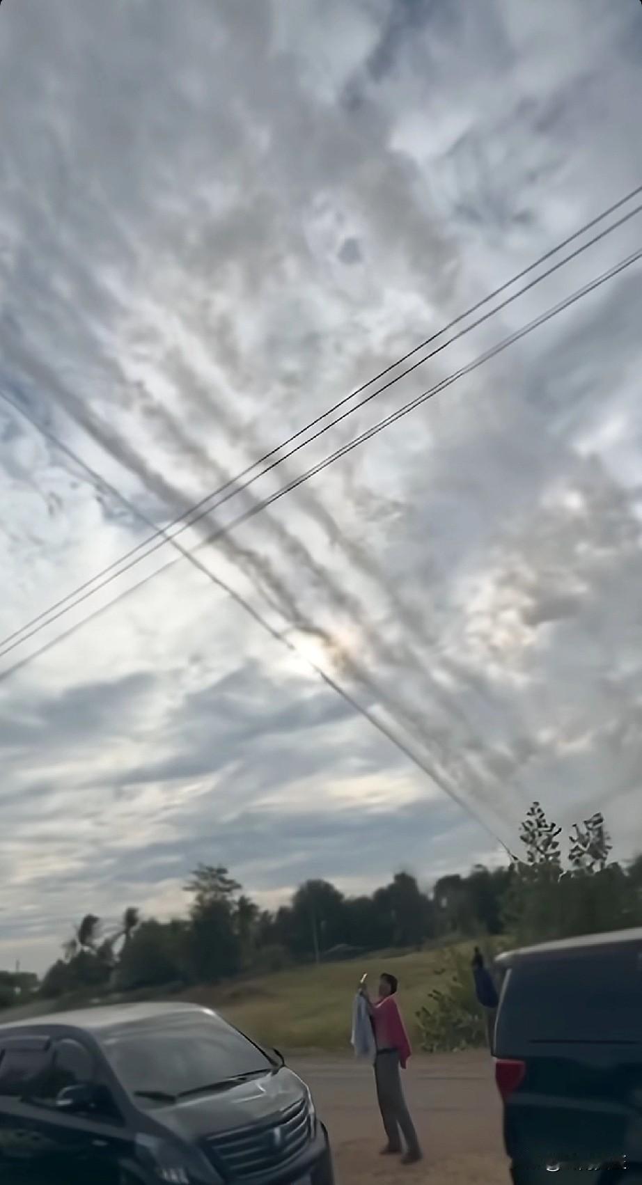 牛逼！这可是在打仗呀！不是在放烟花属实牛啊 。

在网上看到一则视频，箭炮在空中