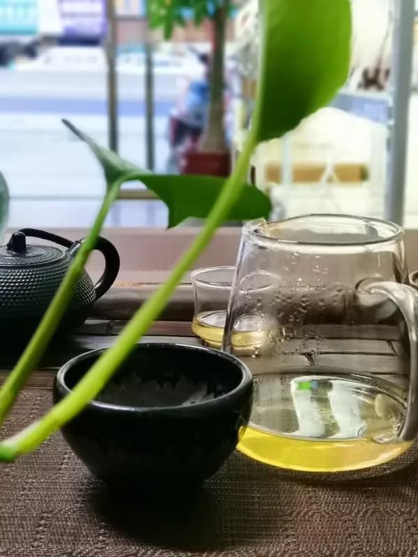 上联:   淡淡茶香全是韵，
下联：悠悠琴音尽为情。