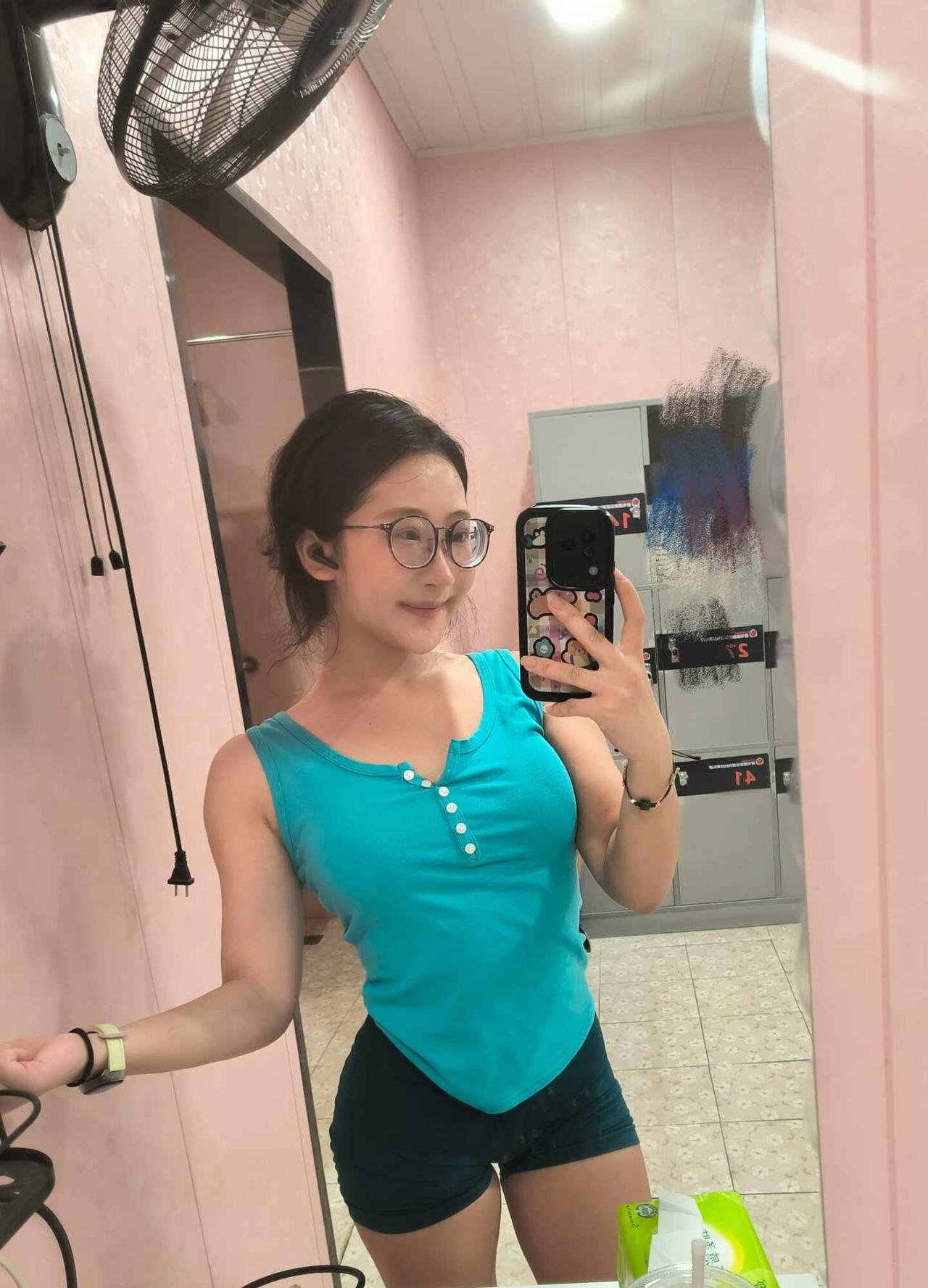 运动女孩儿的对镜自拍
有点训练痕迹 健身是一场自我救赎