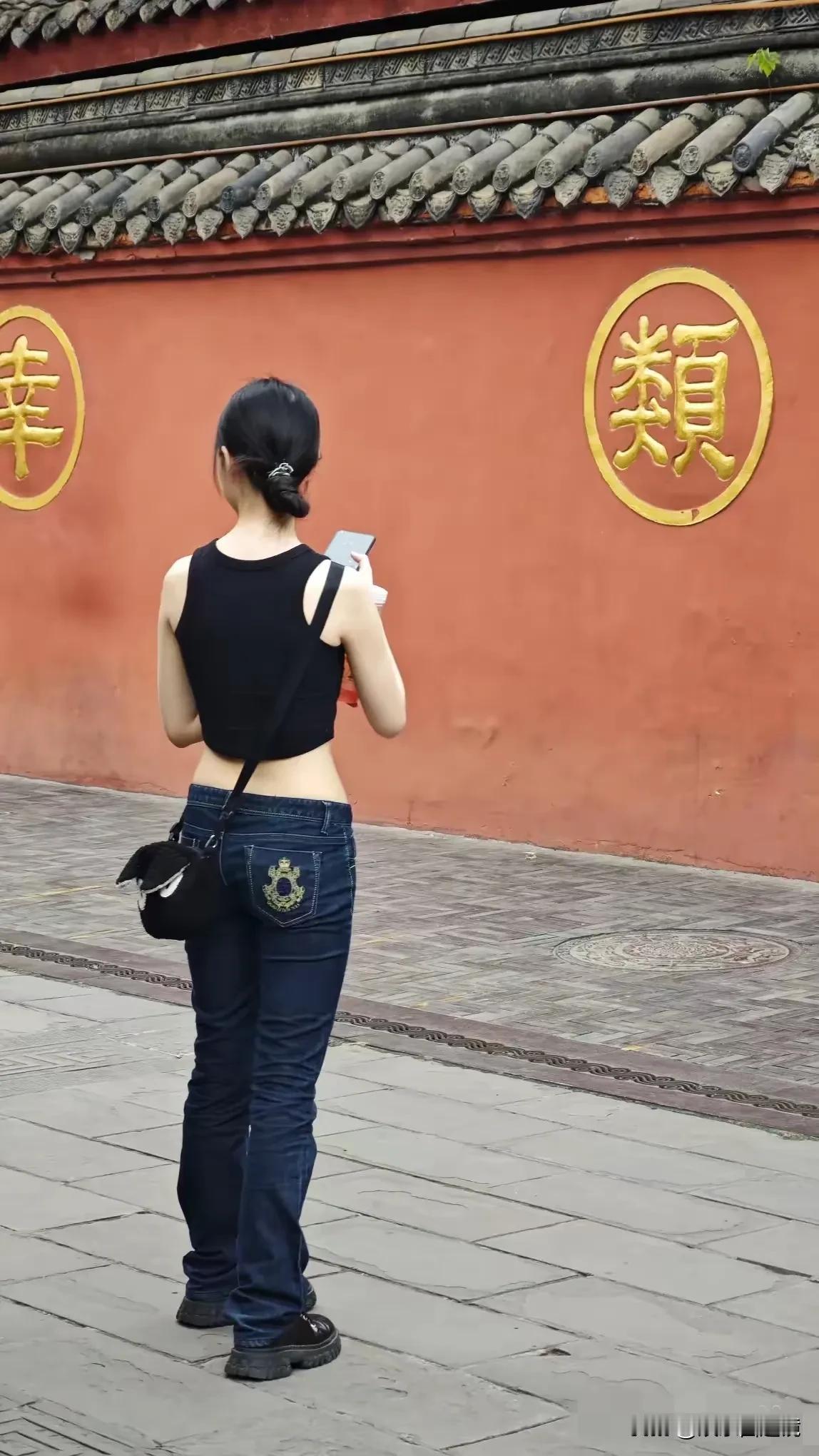 看到这个美女的背影，很多人都醉了！
身材一级棒，非常圆润，但一点都不胖，看起来十