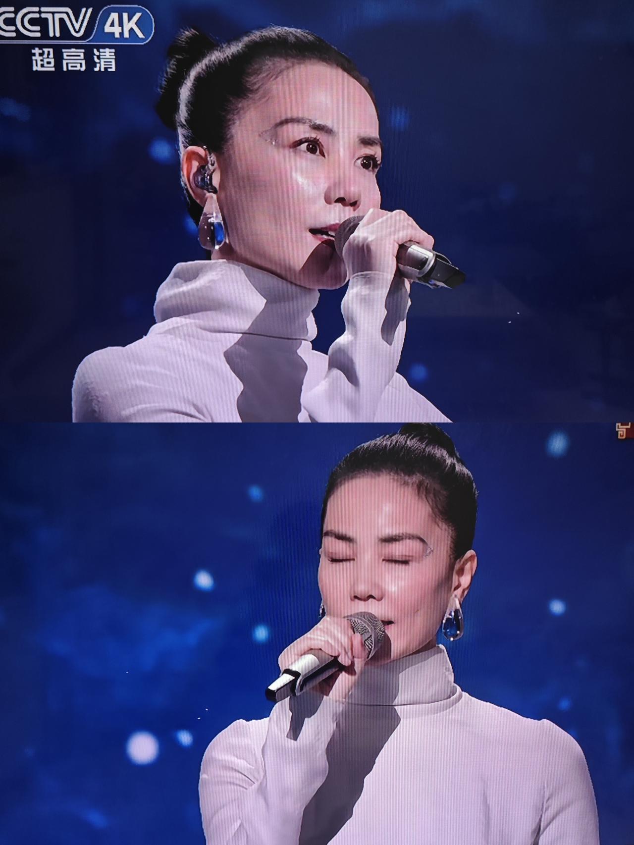 今年的王菲看着比去年老了，
脸上有疲惫的感觉，
唱得也不如去年好听。

去年王菲