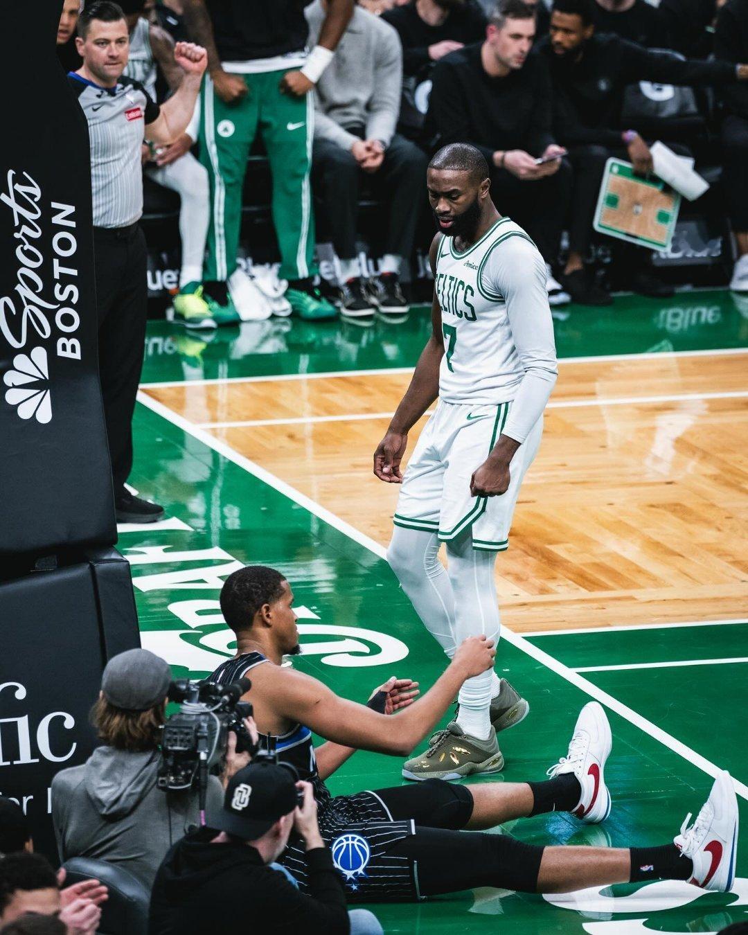 杰伦近期在一档直播中坦言他曾考虑过离开凯尔特人，但麦迪说服了他留下来，杰伦透露：