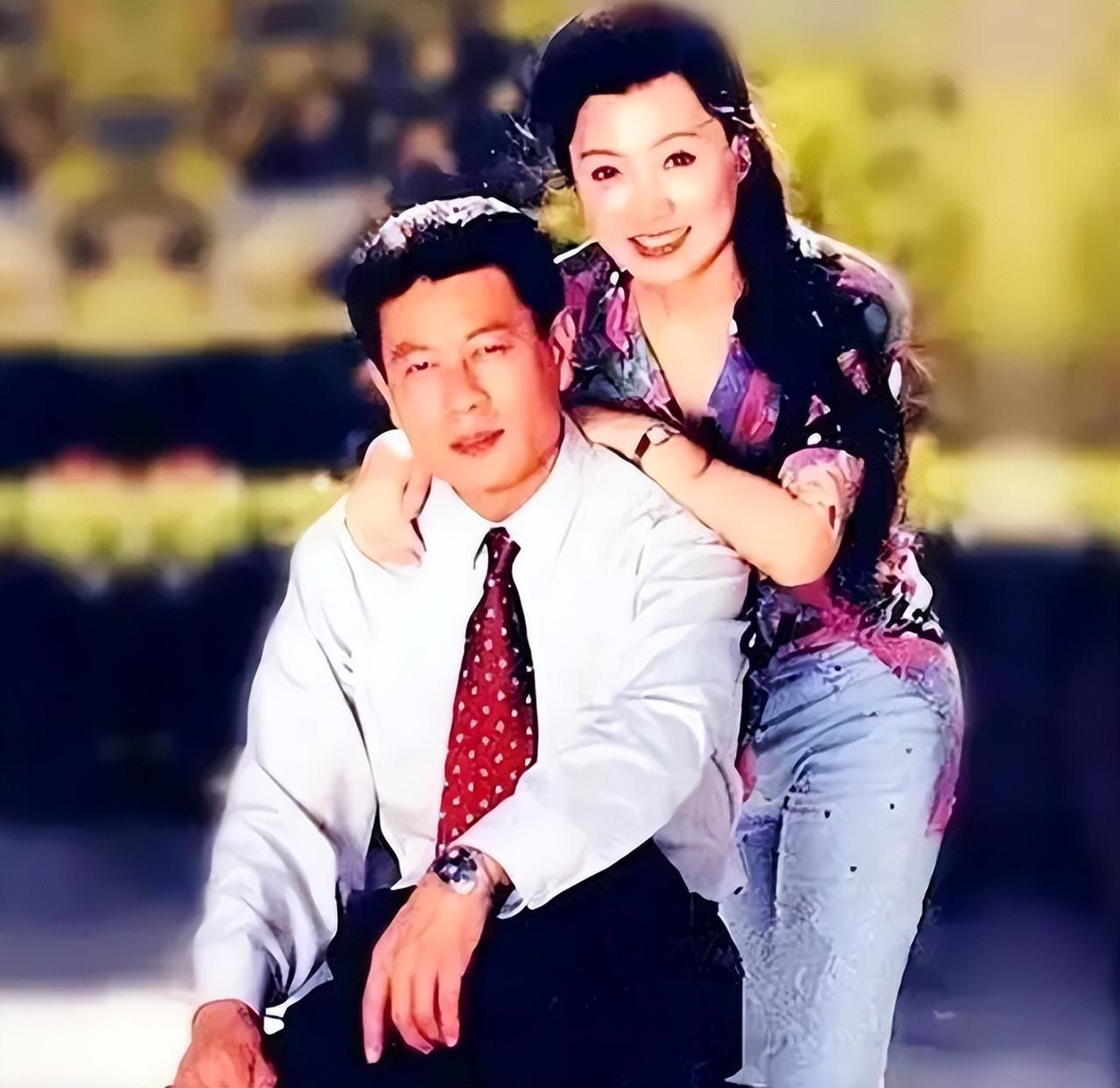 巫刚和赵英：离婚20年过去，她痴迷钱财，他坦然面对自我
巫刚和赵英在大学里相爱，
