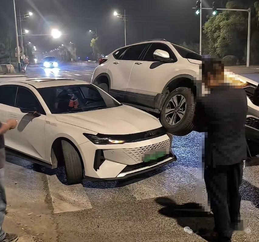 昨晚刷屏！滨州北外环一奇葩交通事故：一车“骑”上另一车
 
10月15日晚，山东