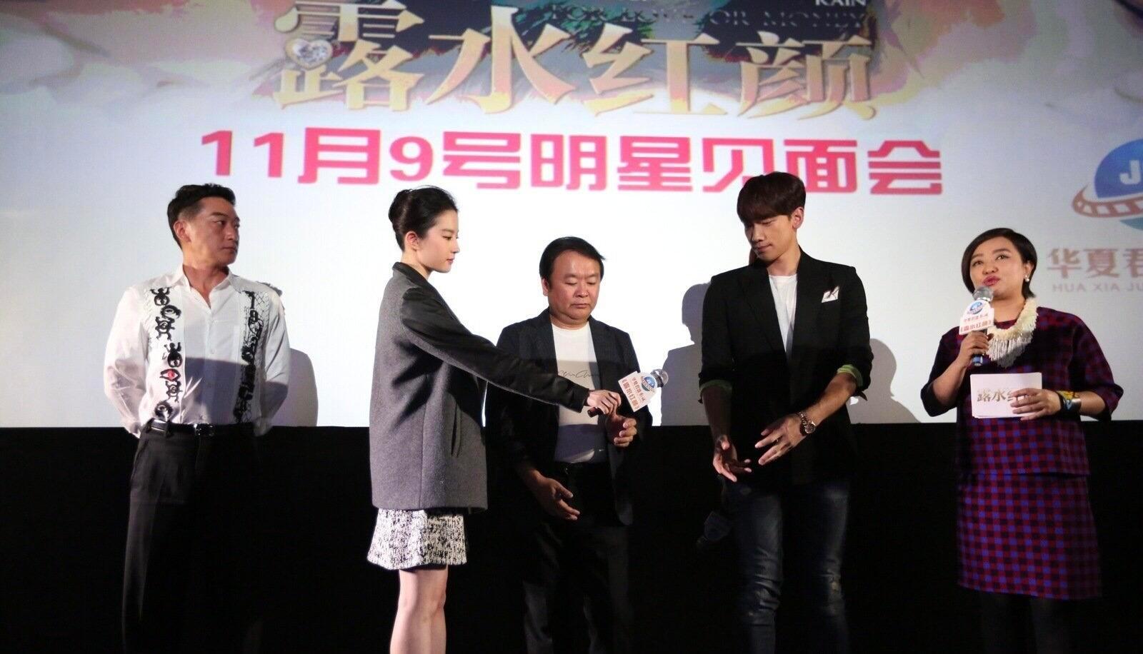 无袖灰色小裙子和丸子头…… 