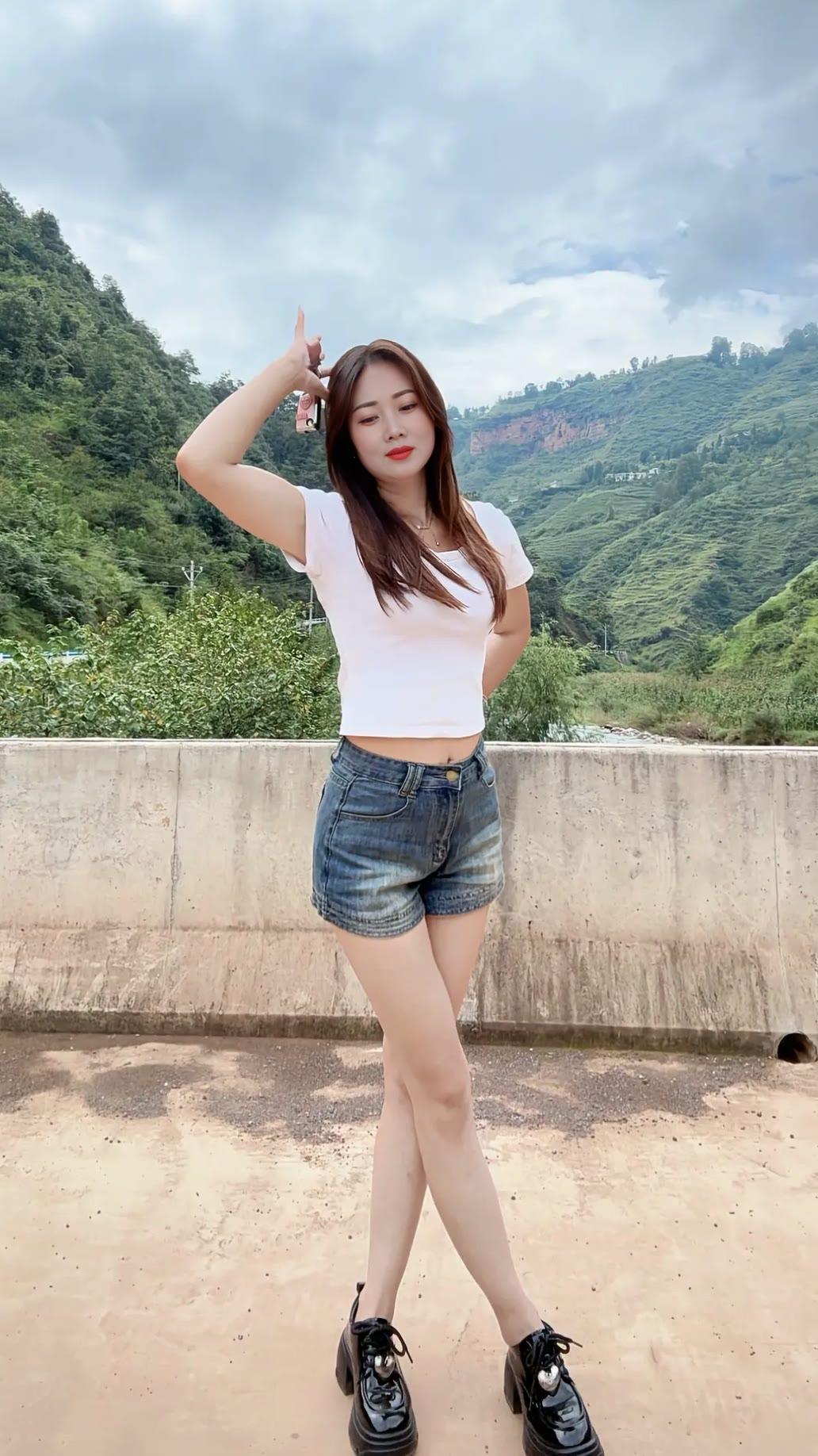 生活犹如一幅绚丽多彩的画卷，每一笔都蕴含着深刻的哲理，而我们在其中的每一次经历，