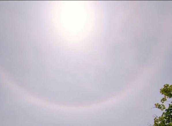 2026年5月2日，北京昌平区奥北森林公园，天空出现“日晕+环地平弧”双奇景。