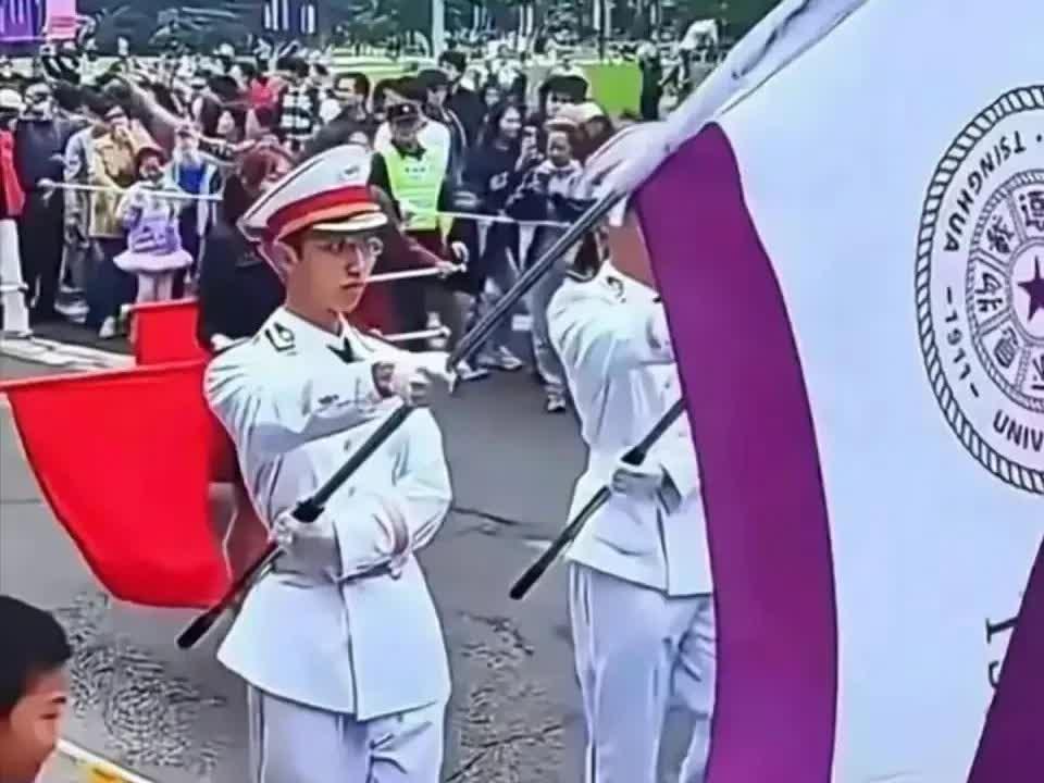 清华校庆不举国旗，引起社会质疑与关注。国旗是尊严的象征，不举国旗不敬国家、背离学