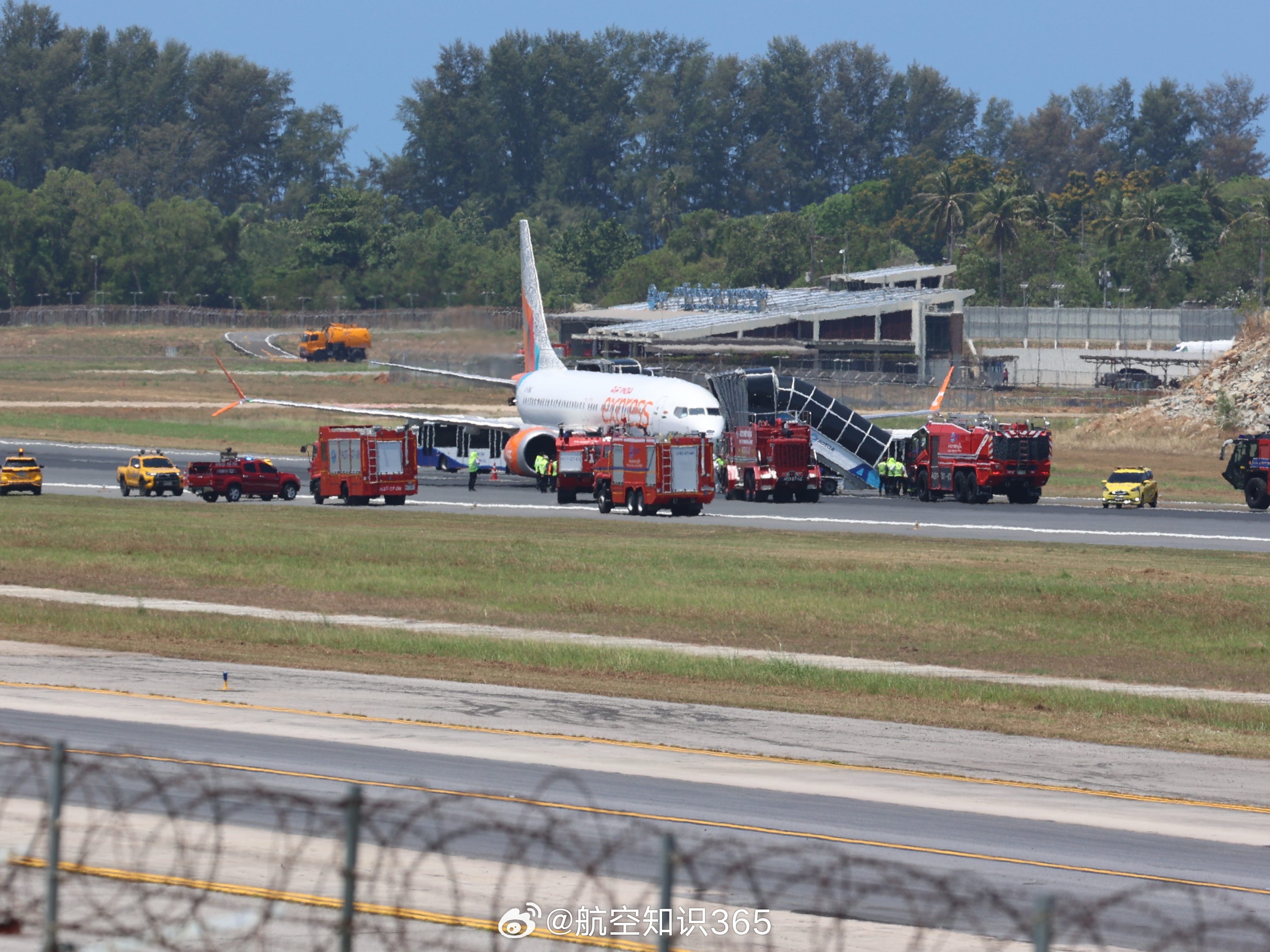 【一架波音737 Max8客机降落时前起落架轮胎脱落】当地时间3月11日，印度快