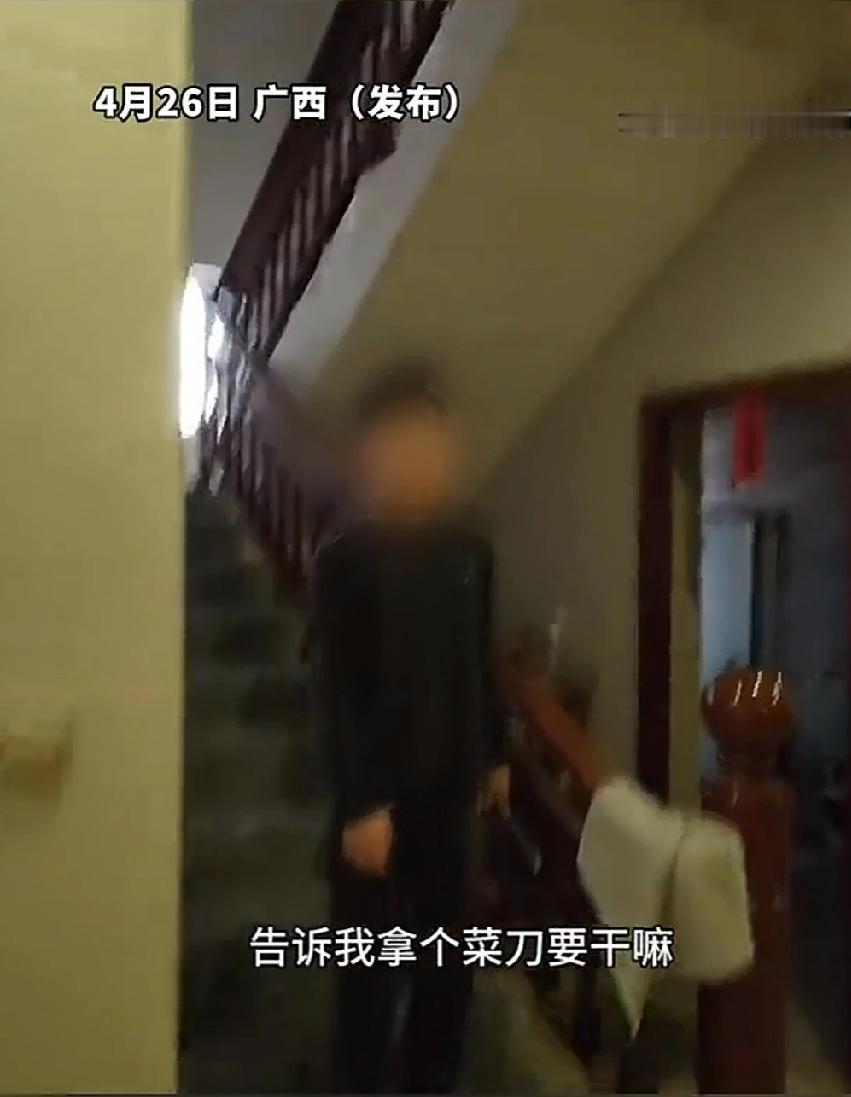 4月26日，广西。男子去上班，叮嘱孩子把衣服晾晒。等到男子下班回家，衣服依然丝毫