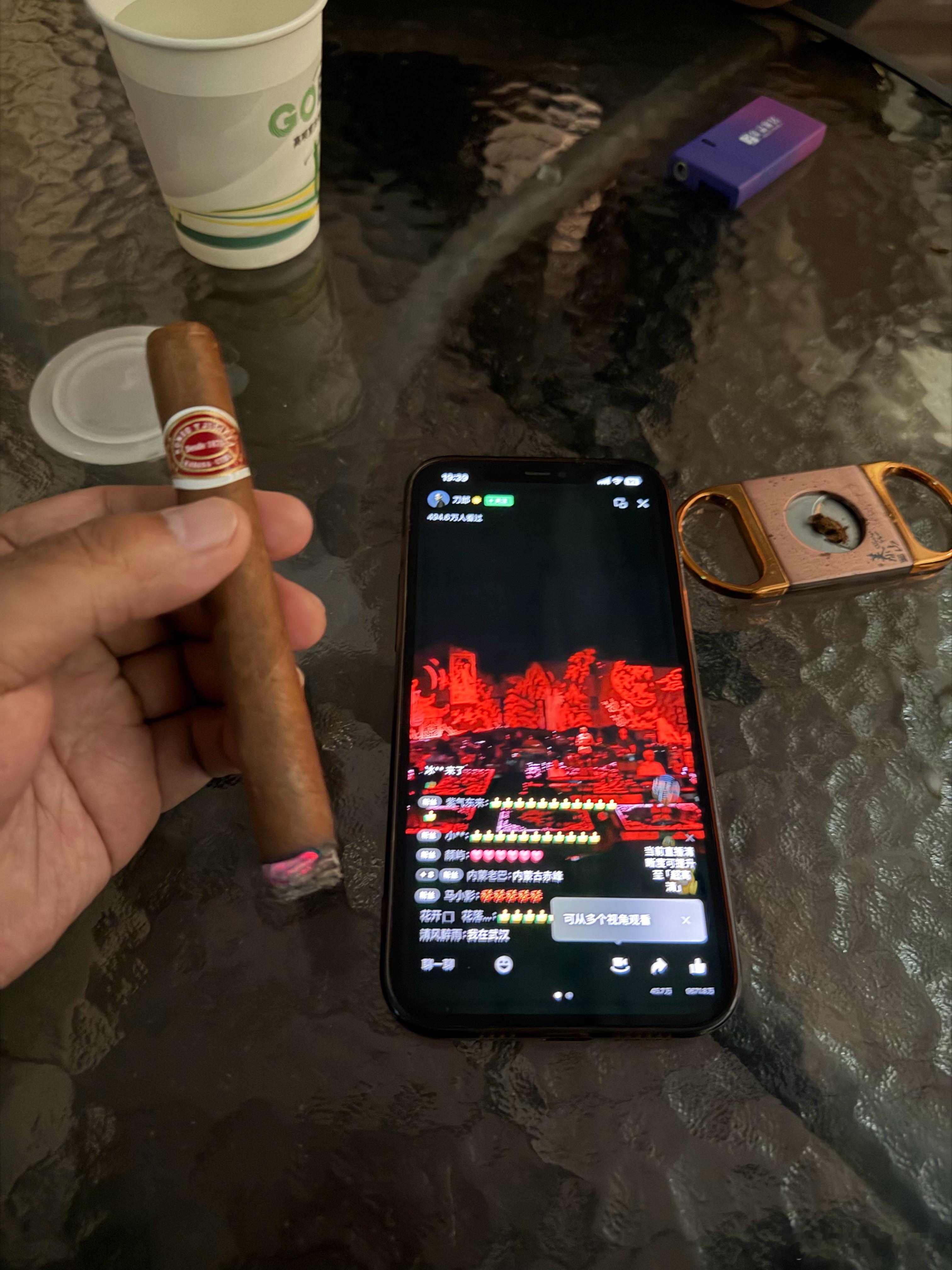 忙完了，在公司门口抽着雪茄看着2026刀郎山歌万里线上音乐会，一会还有好几个老登