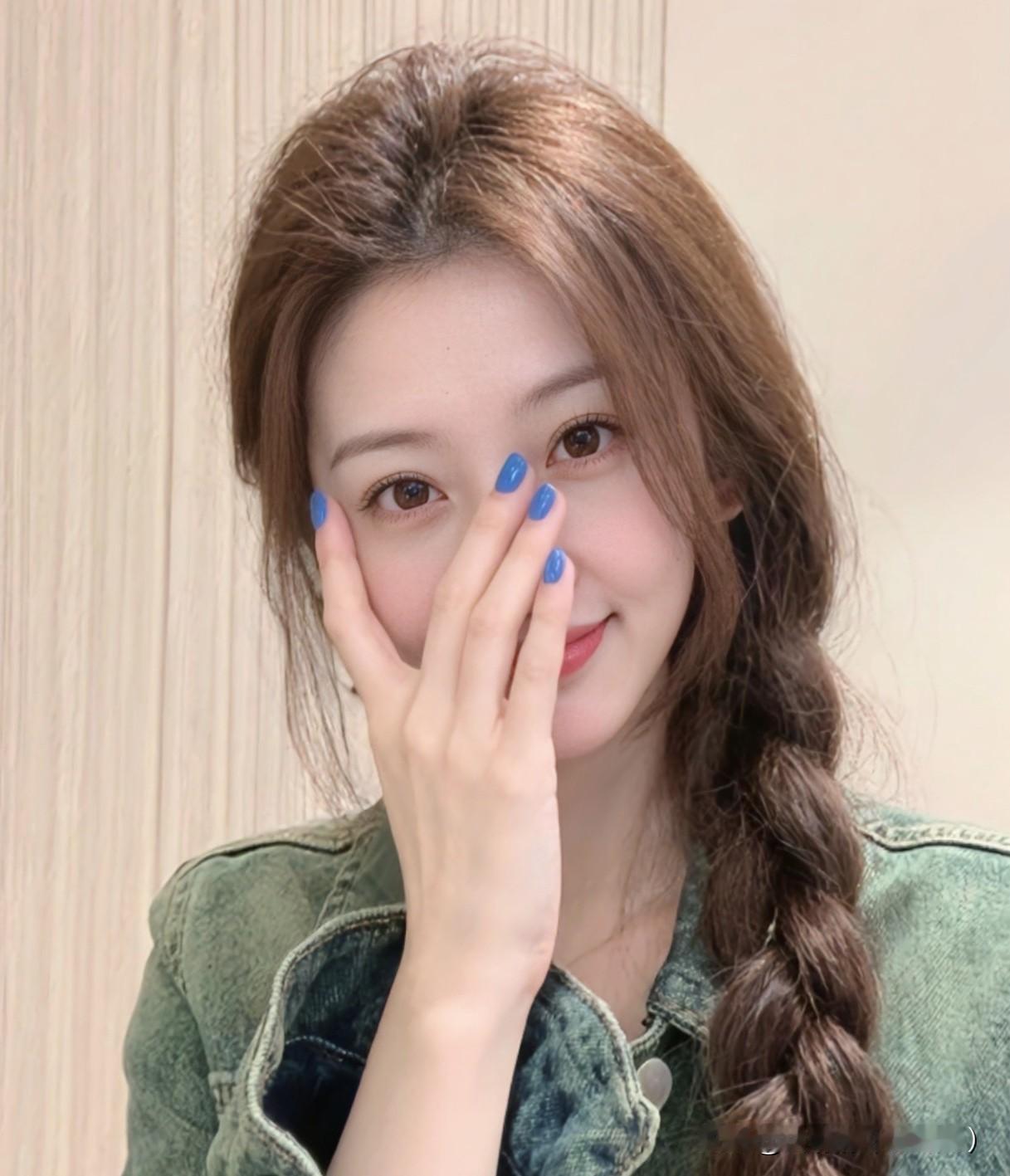 夫妻生活里，
女人在意的
从不是惊天动地的浪漫，
而是藏在柴米油盐里的用心。
 