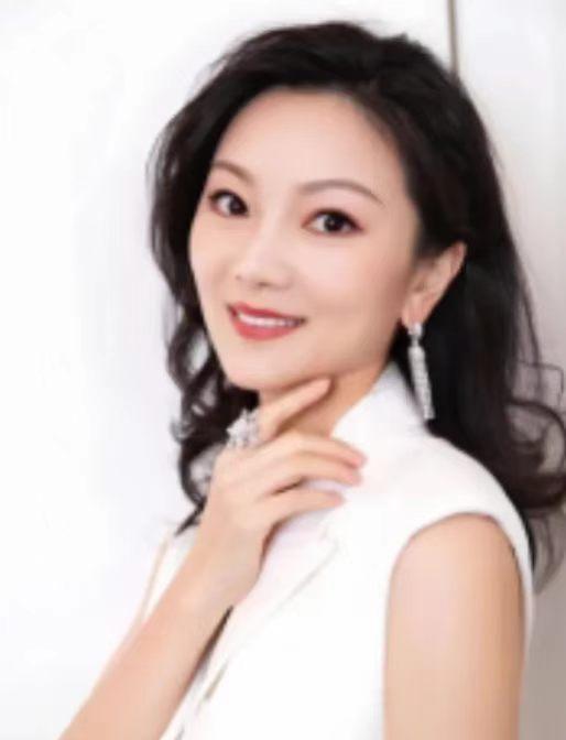 1999年，18岁的陈婷正在上课时，突然感觉一阵恶心呕吐，同桌问她：“你怎么啦？