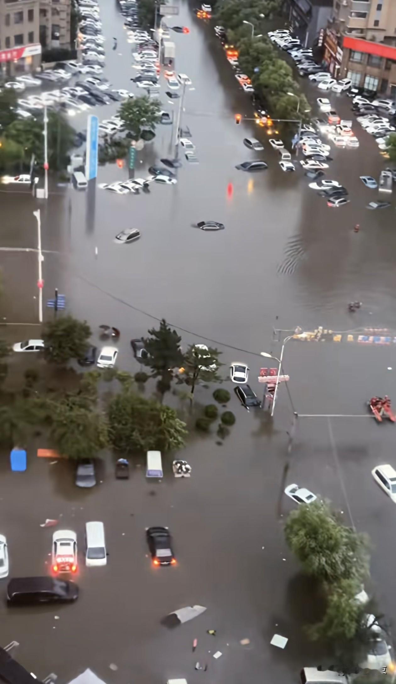 一场特大暴雨突袭抚顺城区，市区部分主干道积水泛滥，放眼望去整条马路都变成一片汪洋