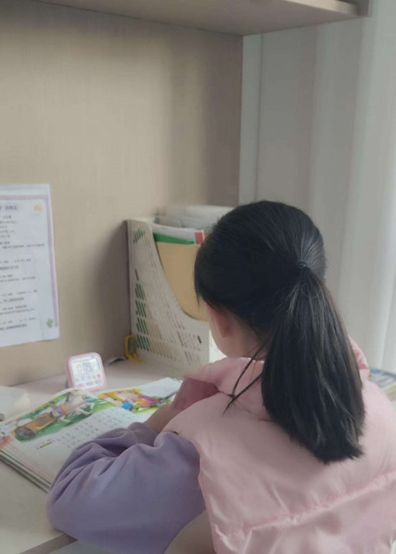 她考试不见分，我挣钱不见钱，我俩每天都起早贪黑，我在等她发光，她在等我发财，她不