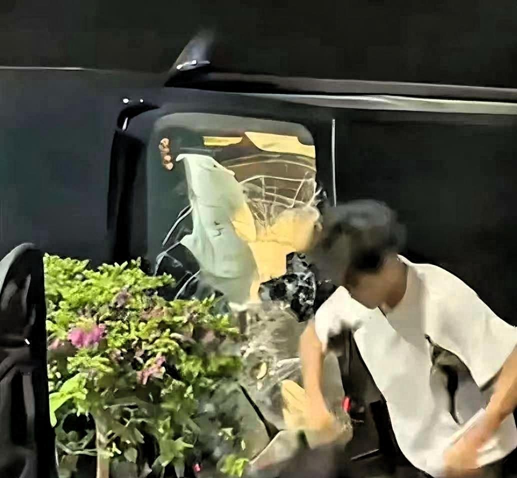 近日，广东汕头街头的一幕，让无数网友破防了

7月7日凌晨三点，街上行人稀少，1