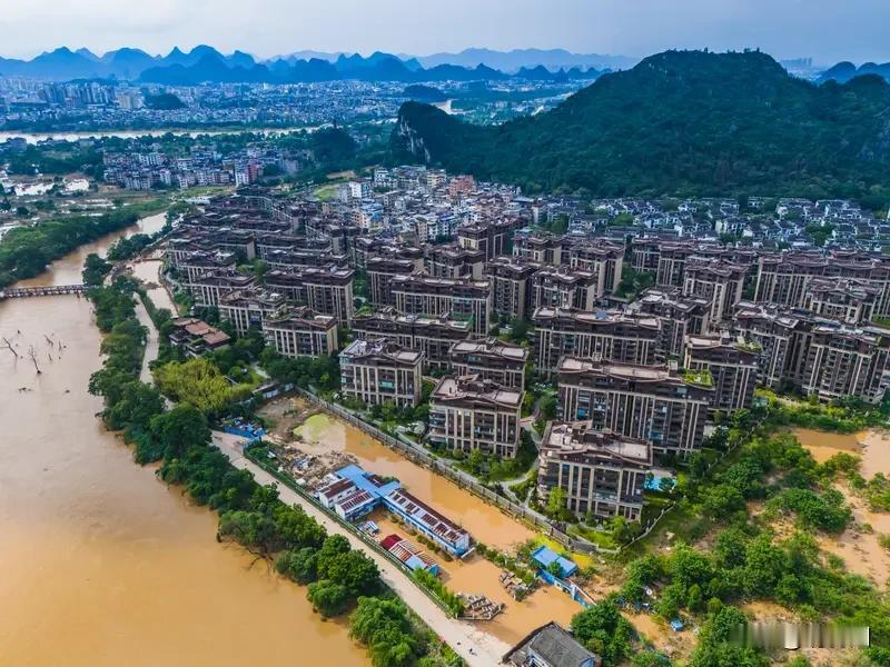 桂林一小区上百辆车遭严重泡水天灾难测，人防不能缺席——上百辆车泡水的教训，不该只