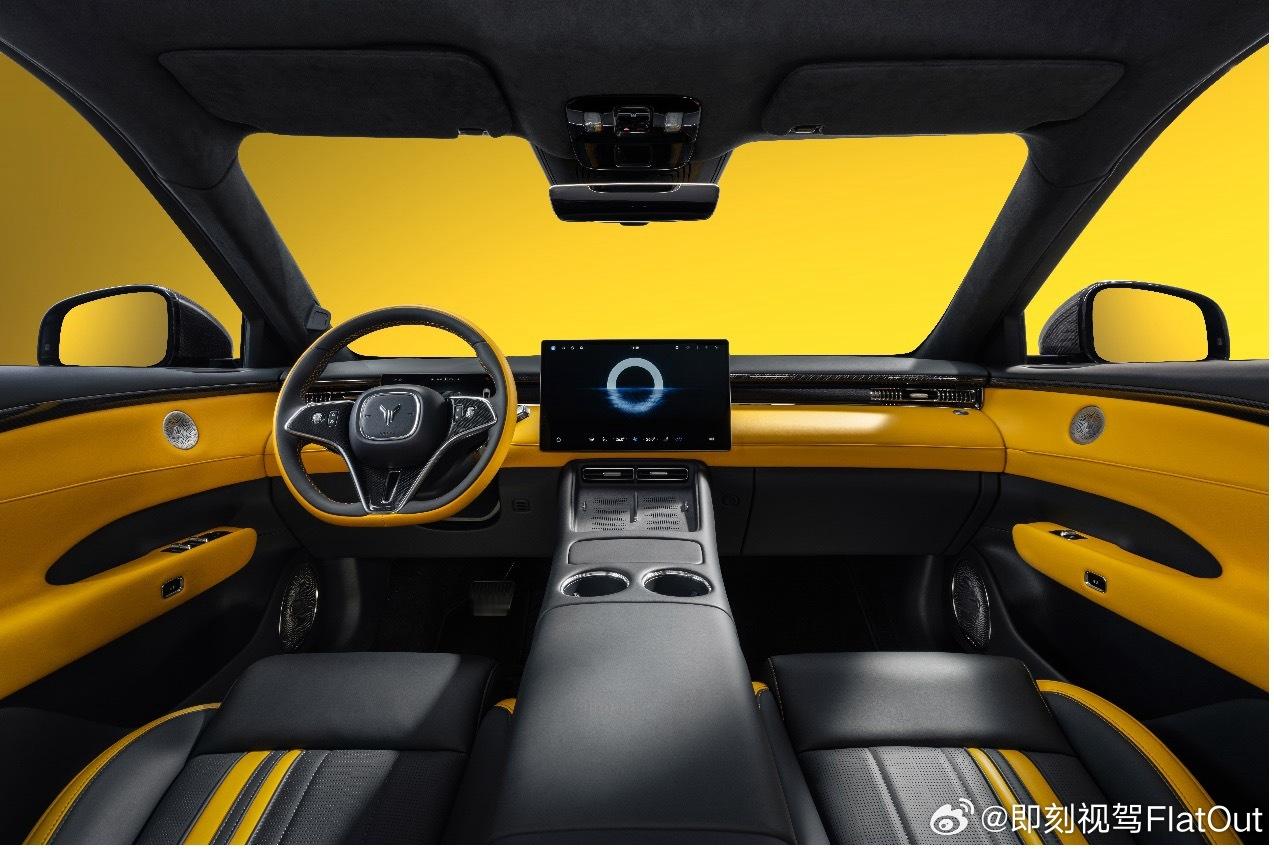 岚图FREE+运动定制版正式上市，官方指导价为27.99万元，有以下亮点：1、搭