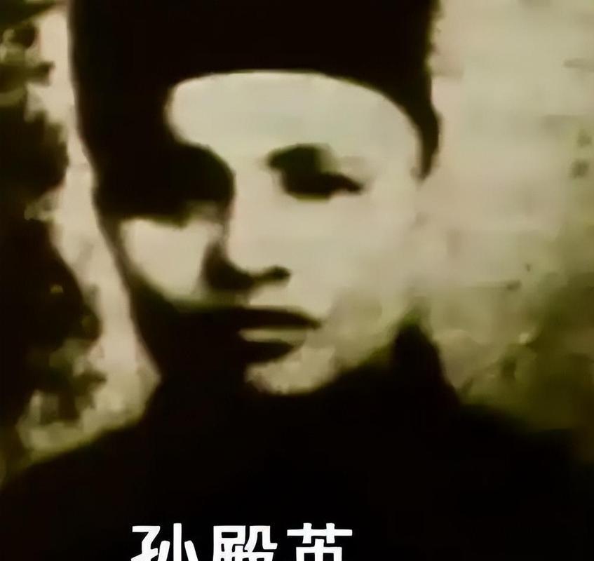 盗过清东陵的军阀被押进解放军司令部，解放军司令却亲手给他松了绑。

这个动作让在