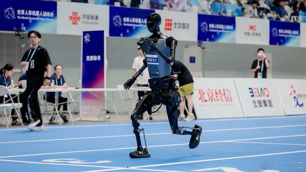 中国人形机器人跑出加速度，这份成绩单背后是技术定力与商业逻辑的双重坚守。当荣耀机