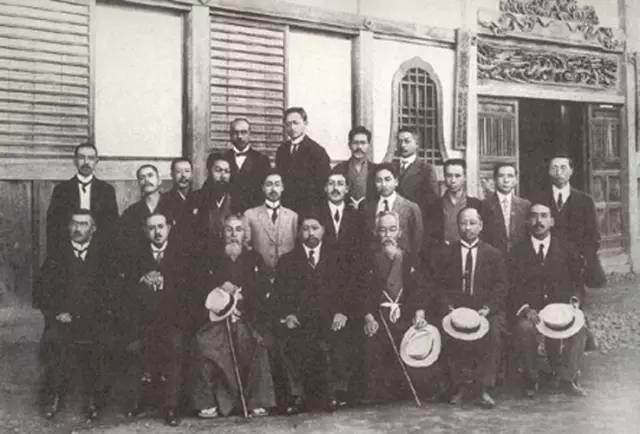 1905年8月20日，东京神田，内田良平的私宅。

中国各地的革命党人鱼贯而入，