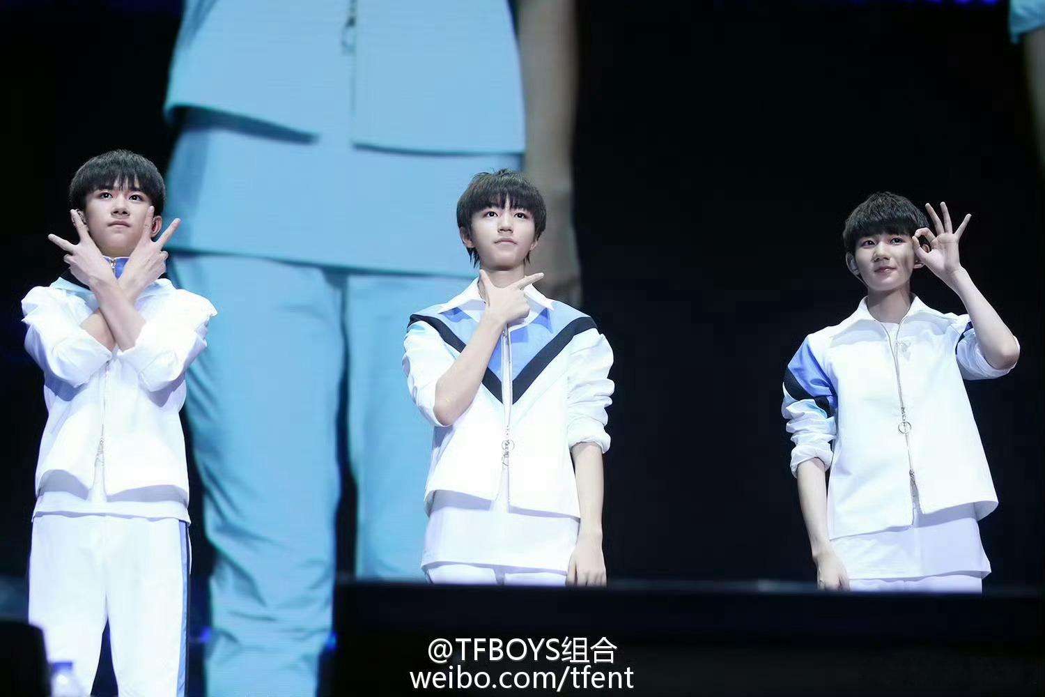 TFBOYS的起点满是青涩与艰难TFBOYS从临时台子到万人演唱会TFBOYS的