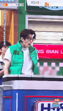 赖伟明谁教你这么乱用五官的爆笑猜物环节，张艺凡和赖伟明对着眼镜框苦思冥想，各种搞