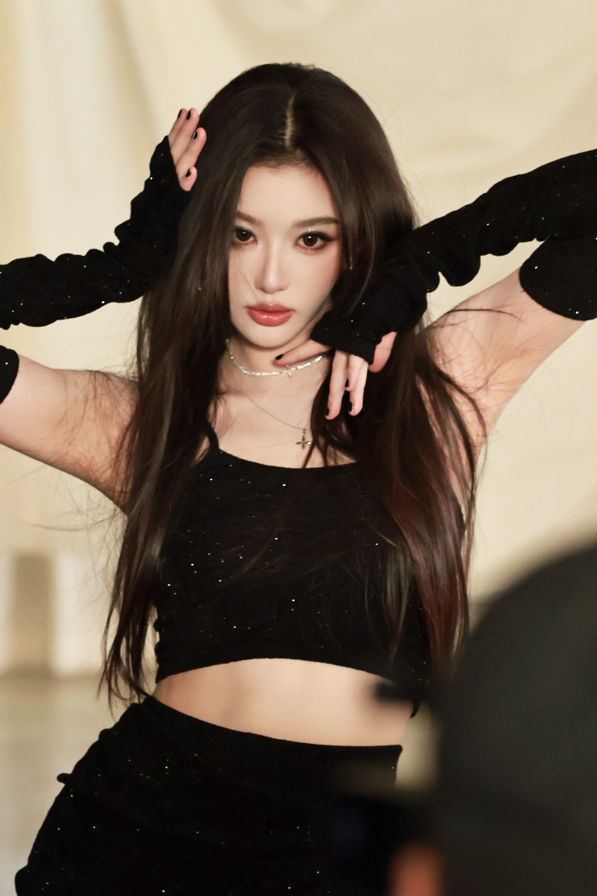 孔雪儿公主造型 孔雪儿 allblack 御姐造型也飒爽有型。 