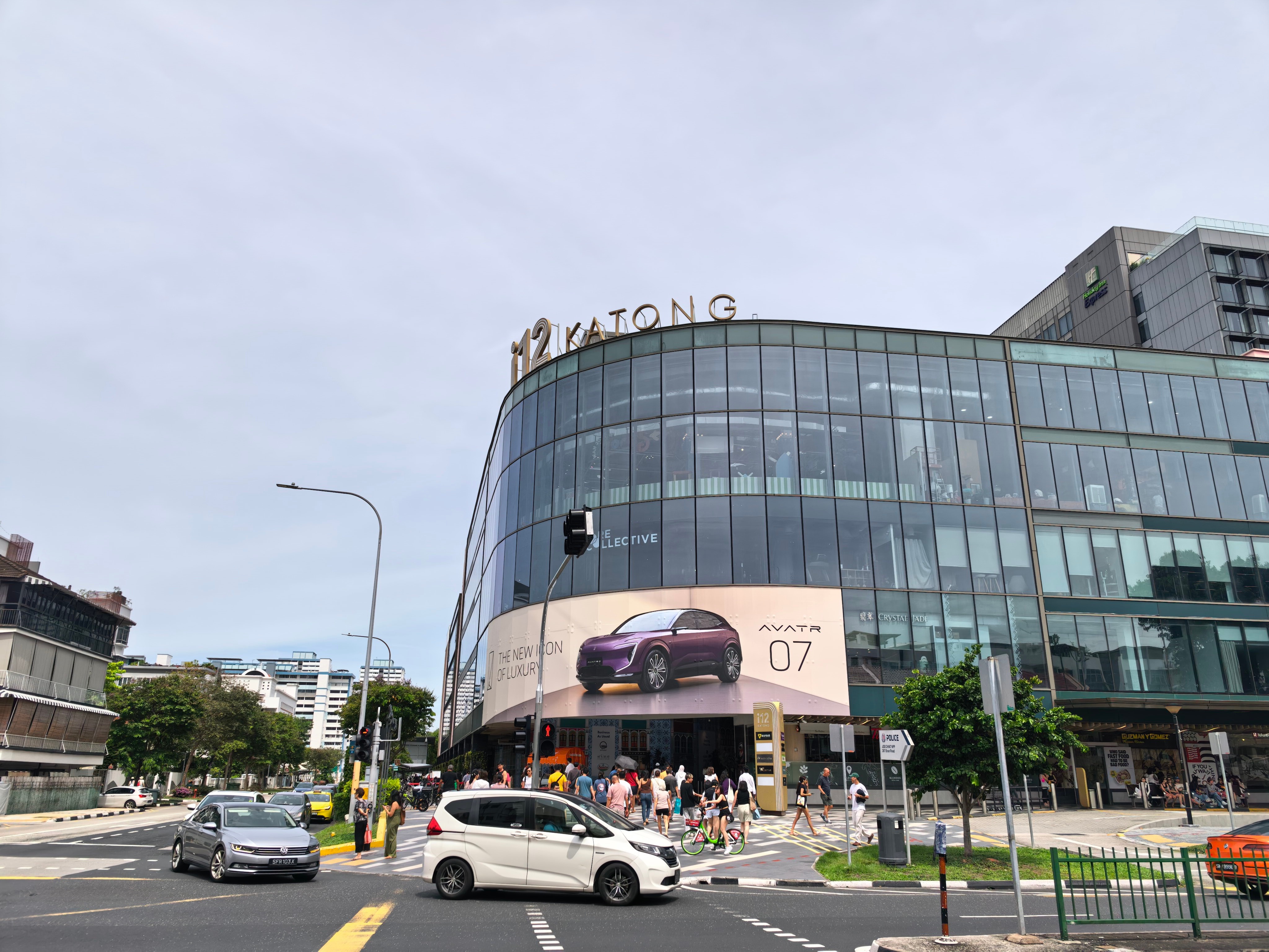 前段时间，和在新加坡，进阿维塔门店转了一圈，正好遇到一家人在提一台阿维塔07，车