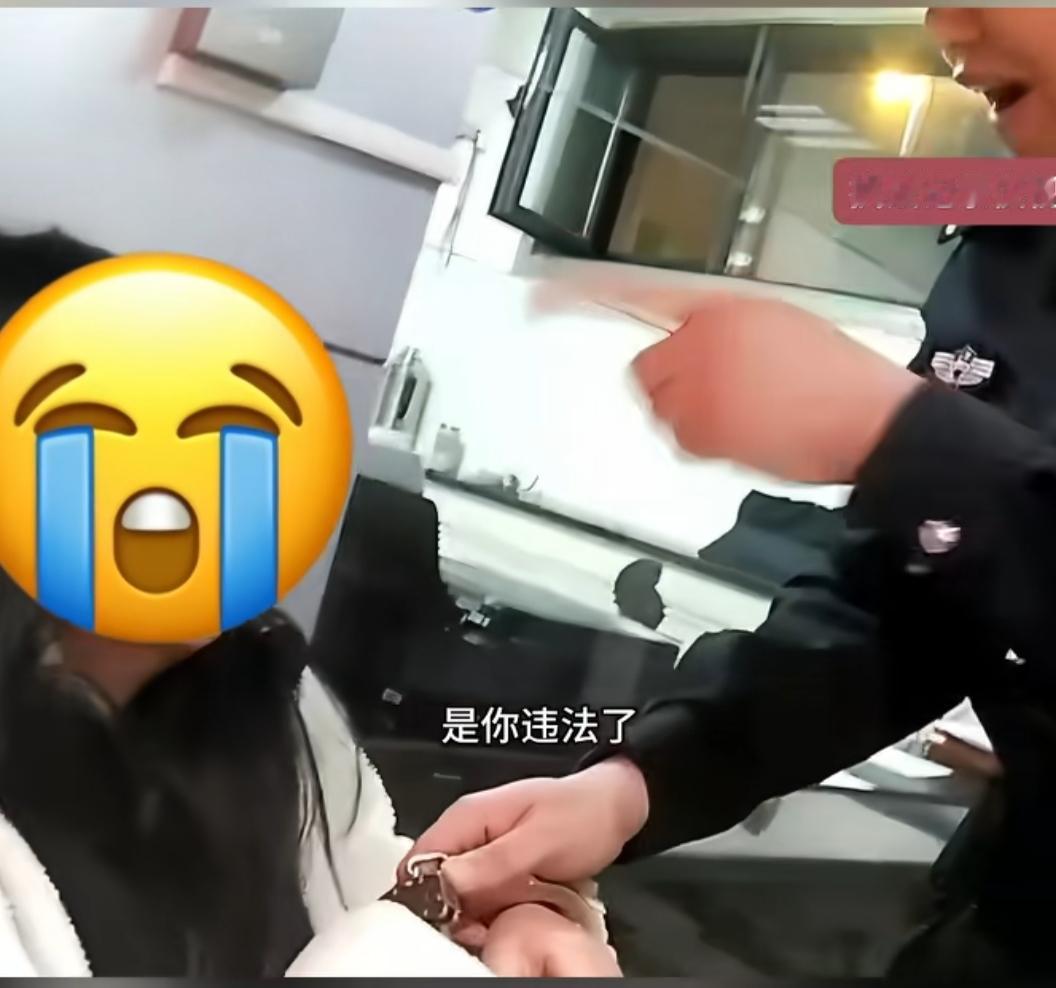 女子来来回回进试衣间，引起工作人员的注意，原来她根本没有在试衣服，而是在试衣间里