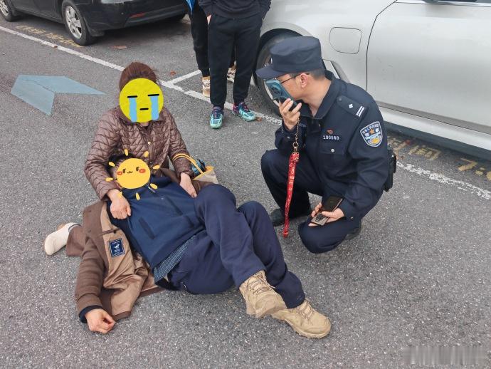 【路遇老人突发不适 民警及时送医救治】4月6日，长沙市公安局雨花分局雨花亭派出所