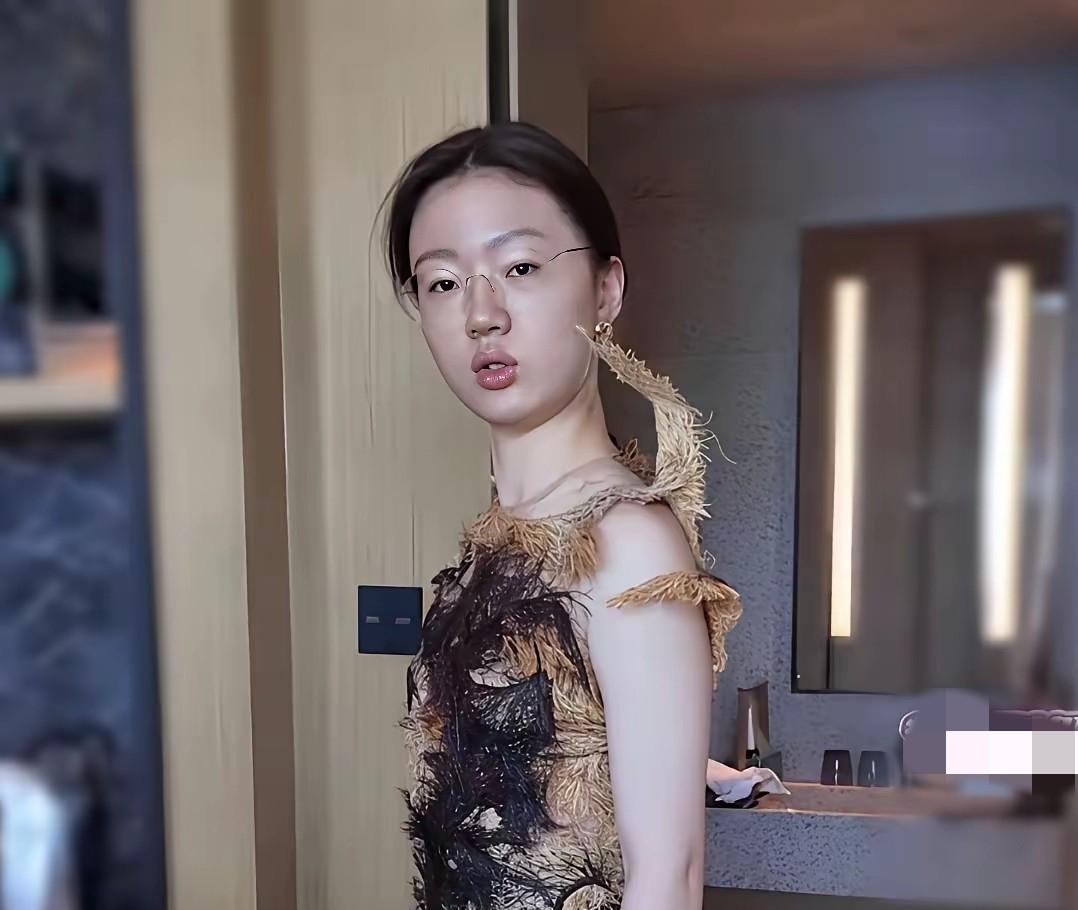 吓死！这是单依纯！没化妆的单依纯长这样！还真不说谁能认出来呢。化妆真的如换脸？没