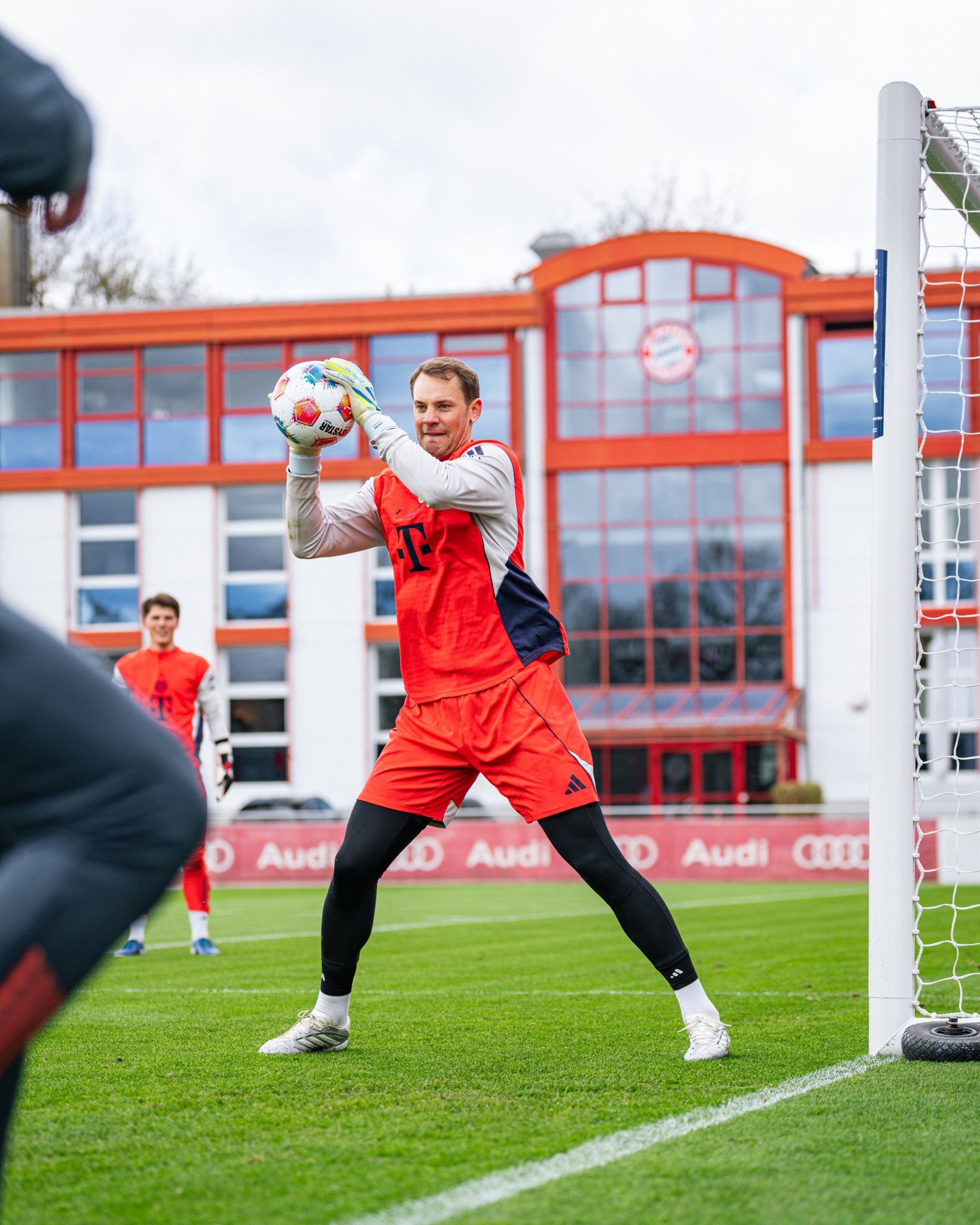 非国脚球员开始备战周六对阵弗赖堡的比赛。穆夏拉、戴维斯和帕夫洛维奇已归队。 